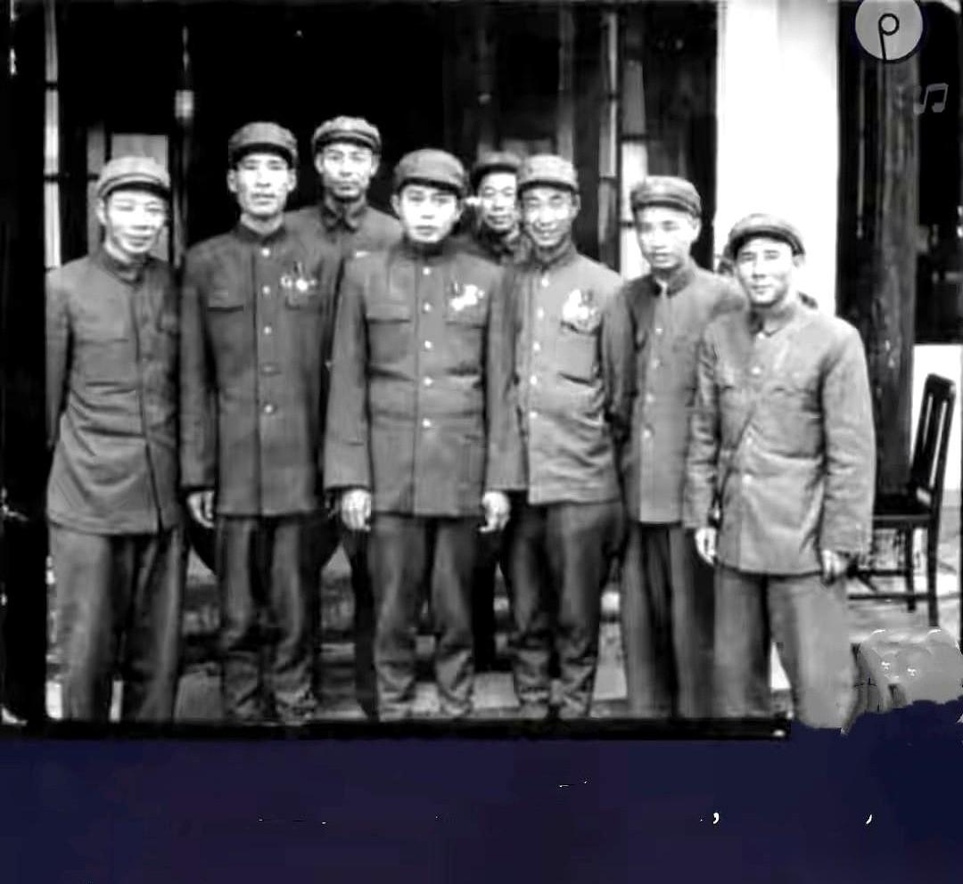 一张1949年的老照片，地点贵阳，定格了二野五兵团几位将领的身影。
镜头里，没有