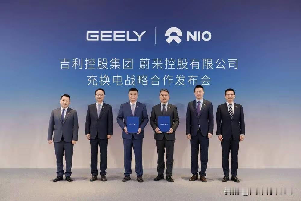 开蔚来的表哥哭了：以后要和营运车司机一起排队换电了！
就在昨天，蔚来跟吉利宣布合