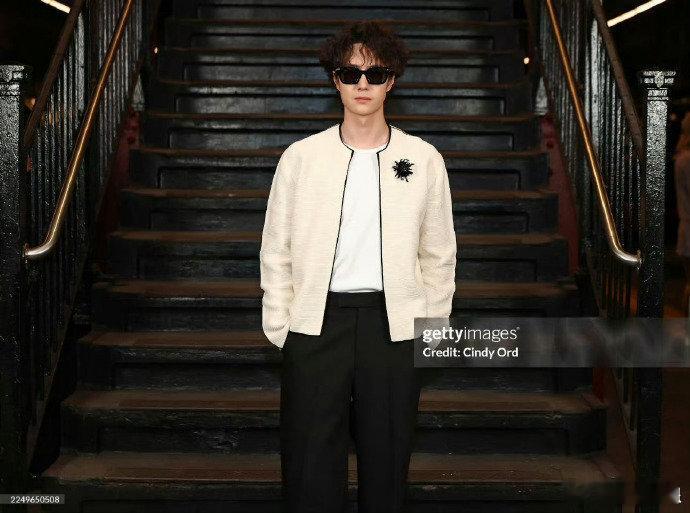 王一博看秀G社出图G社镜头下的王一博生图一如既往的状态能打！王一博不愧是掌管生图