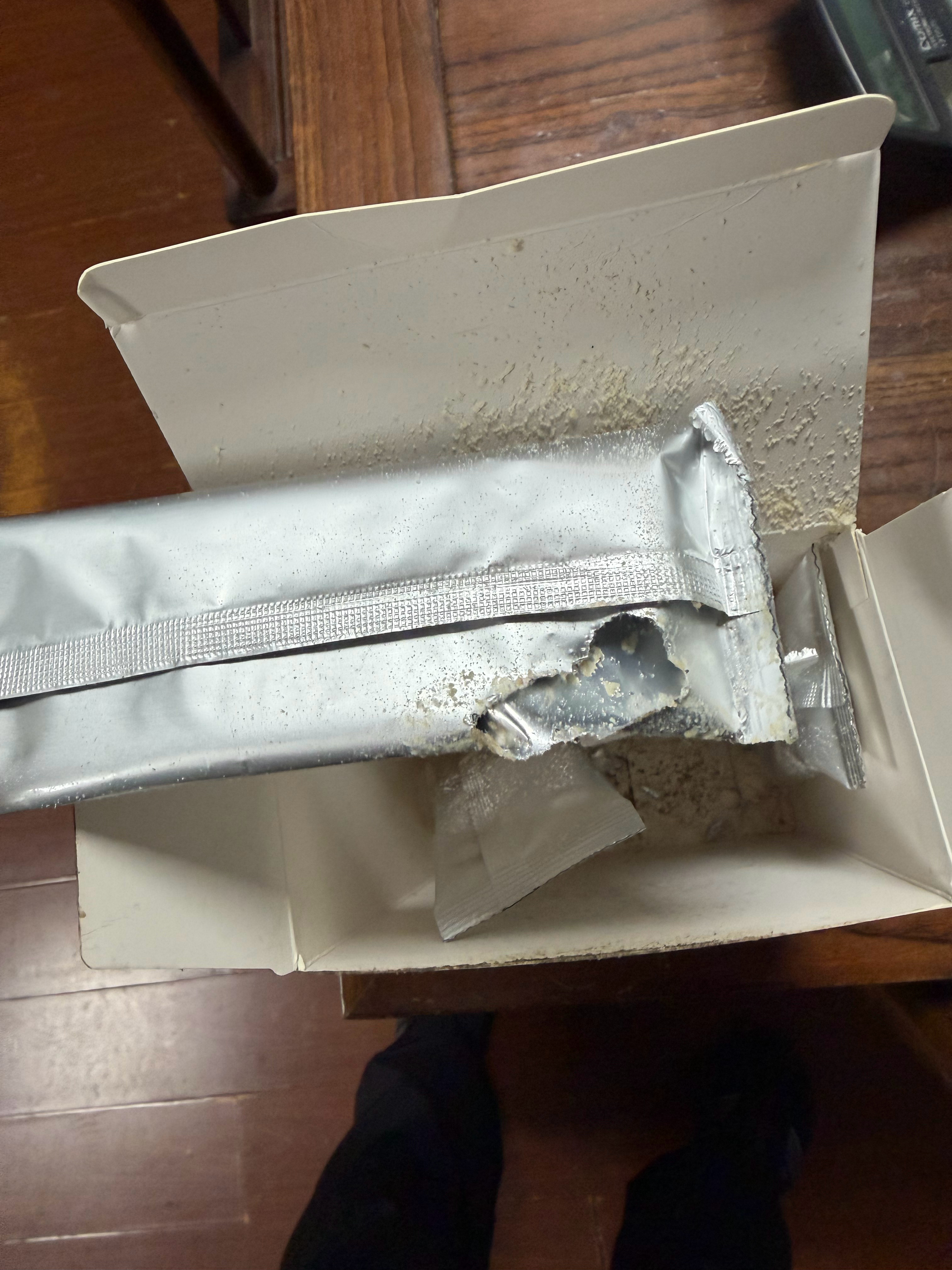 老鼠真的是太可恶了，又把同事的东西霍霍了，粘鼠板完全不起作用，现在的老鼠太聪明了