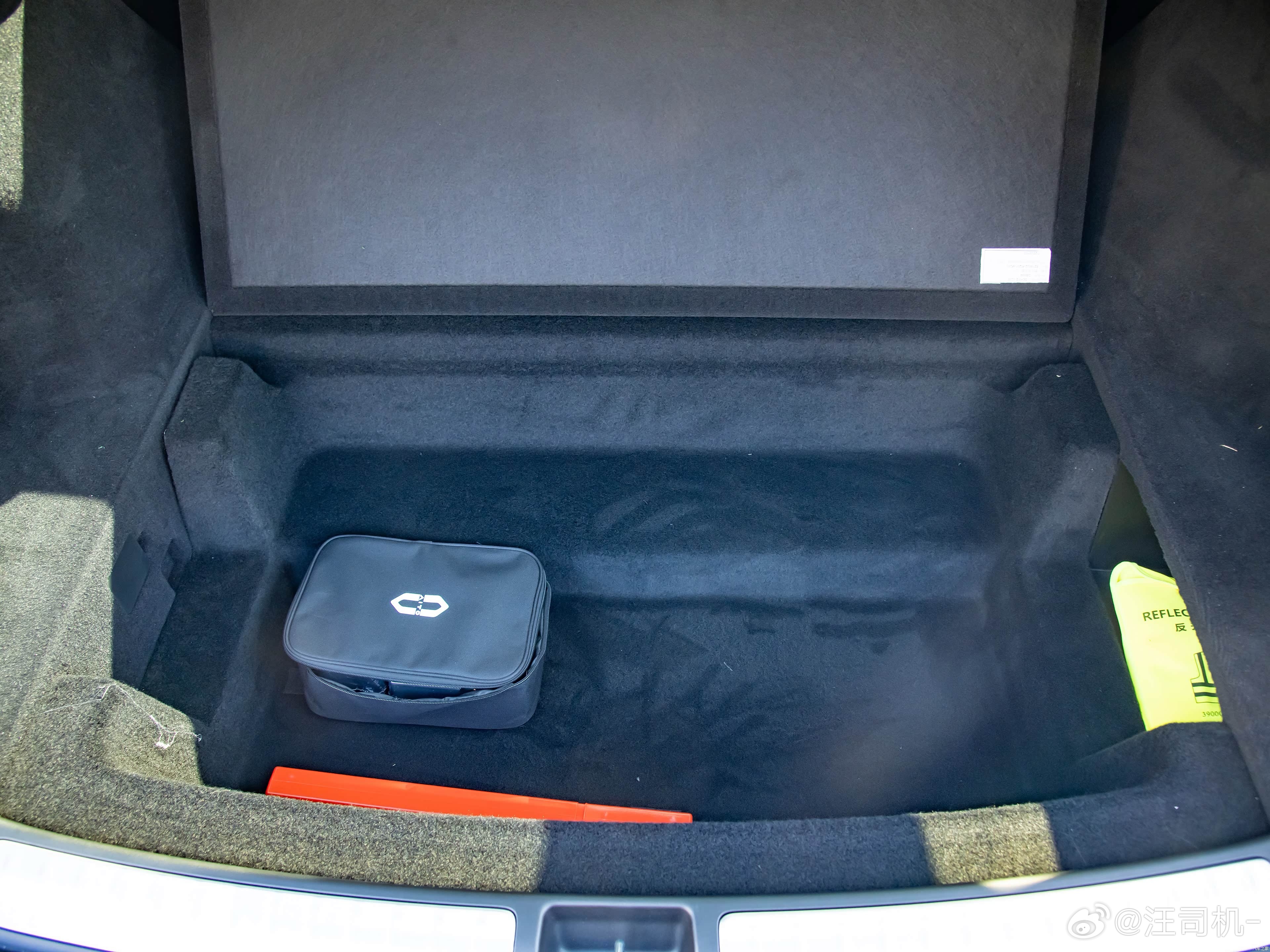 问界M8，行李舱下沉空间对比。图1六座，图2五座。猜猜小电瓶挪哪儿去了？ 