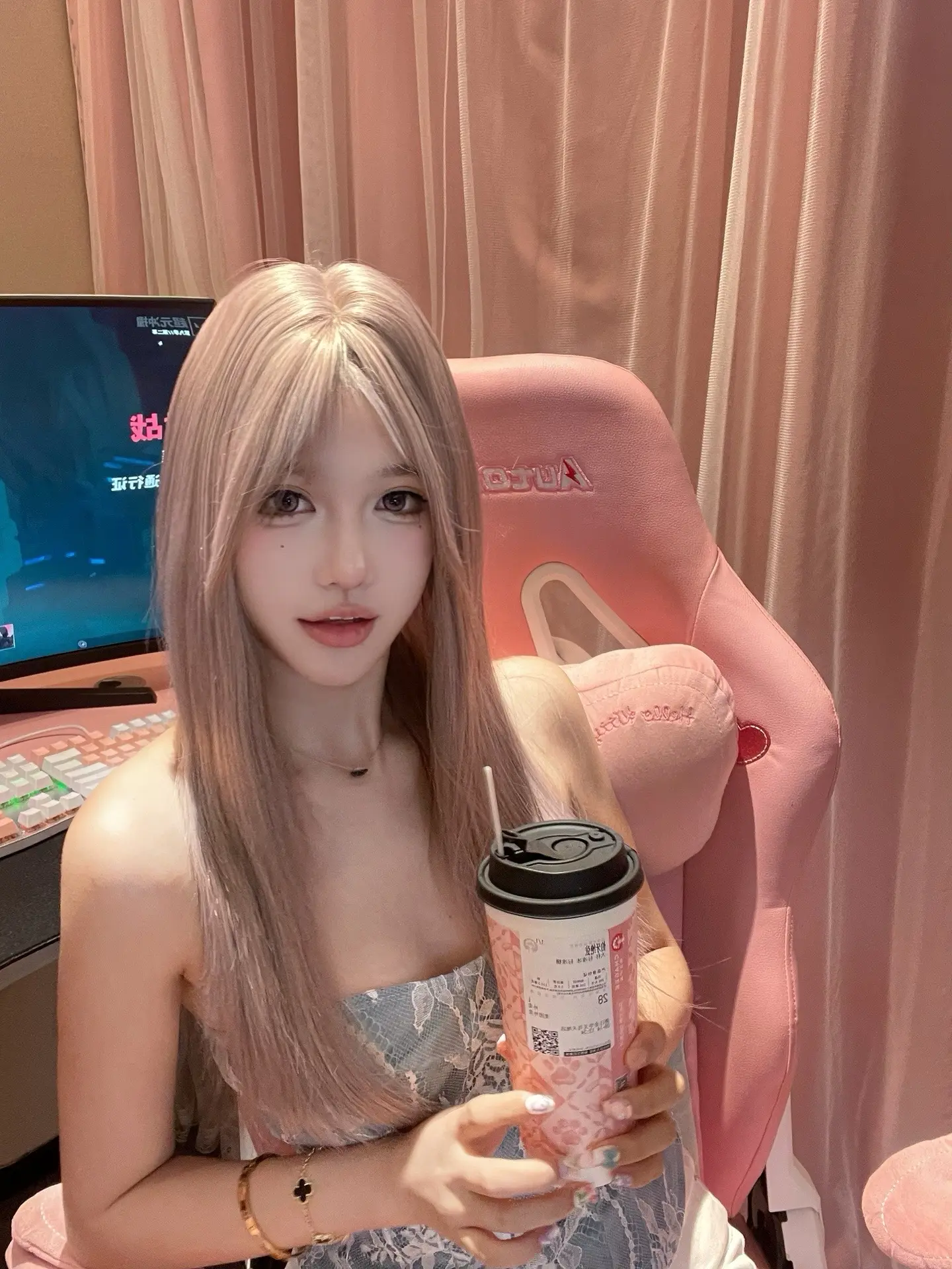 看见你牵住她的手