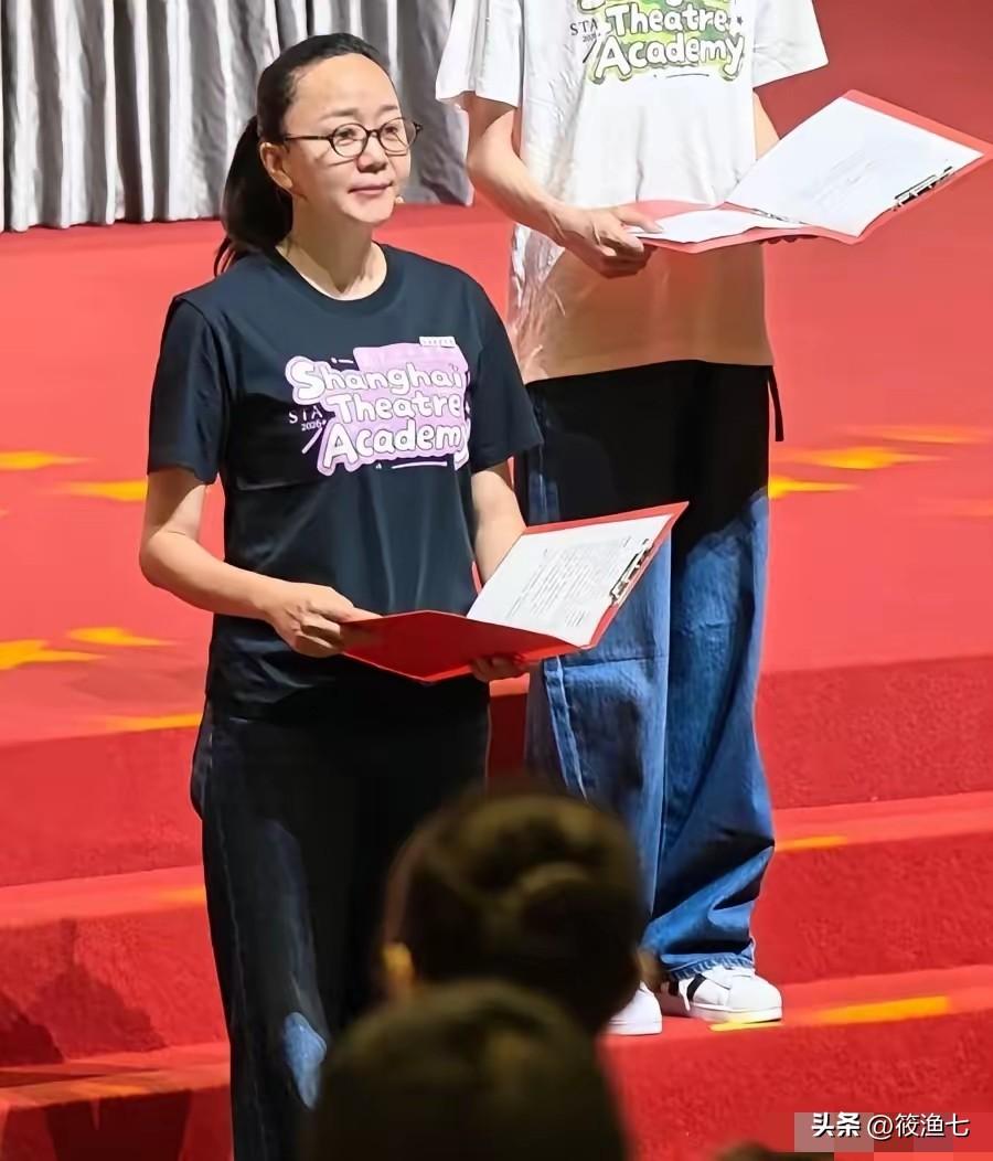 女儿成功留学，自己也考上了博士
人的脸面果然是要靠自己挣的，47岁的王一楠前脚刚