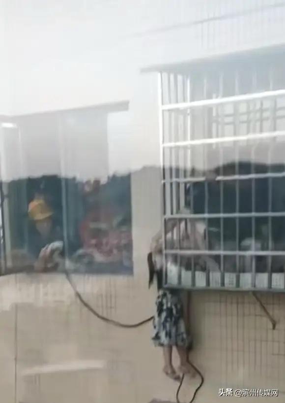 9月16日，湖南娄底冷水江某小区一女童不慎从20楼坠落，所幸落在13楼雨棚上。家