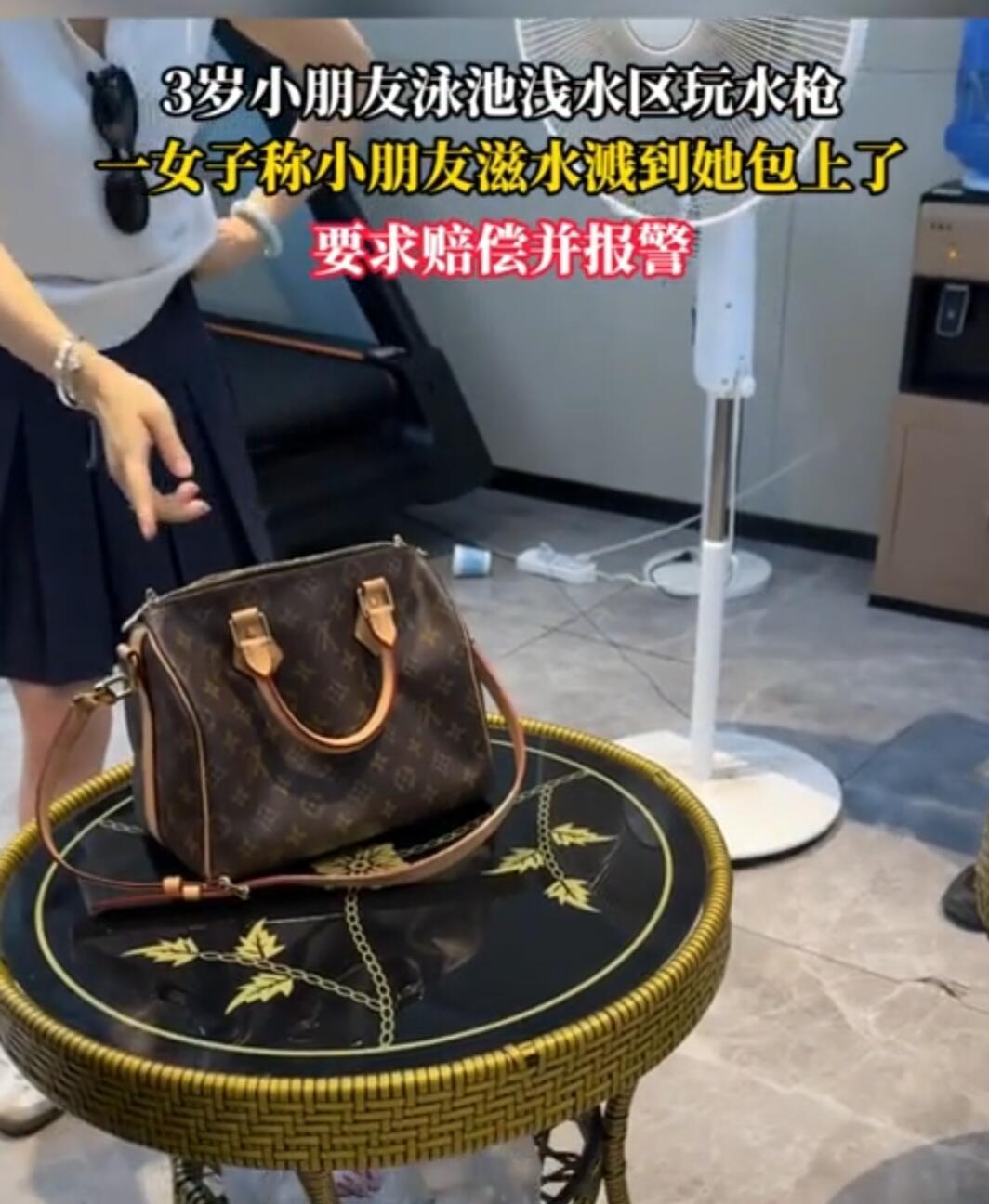 周末小区泳池人多得像下饺子，大人小孩挤一块避暑，不少家长给孩子带了小水枪。有个女