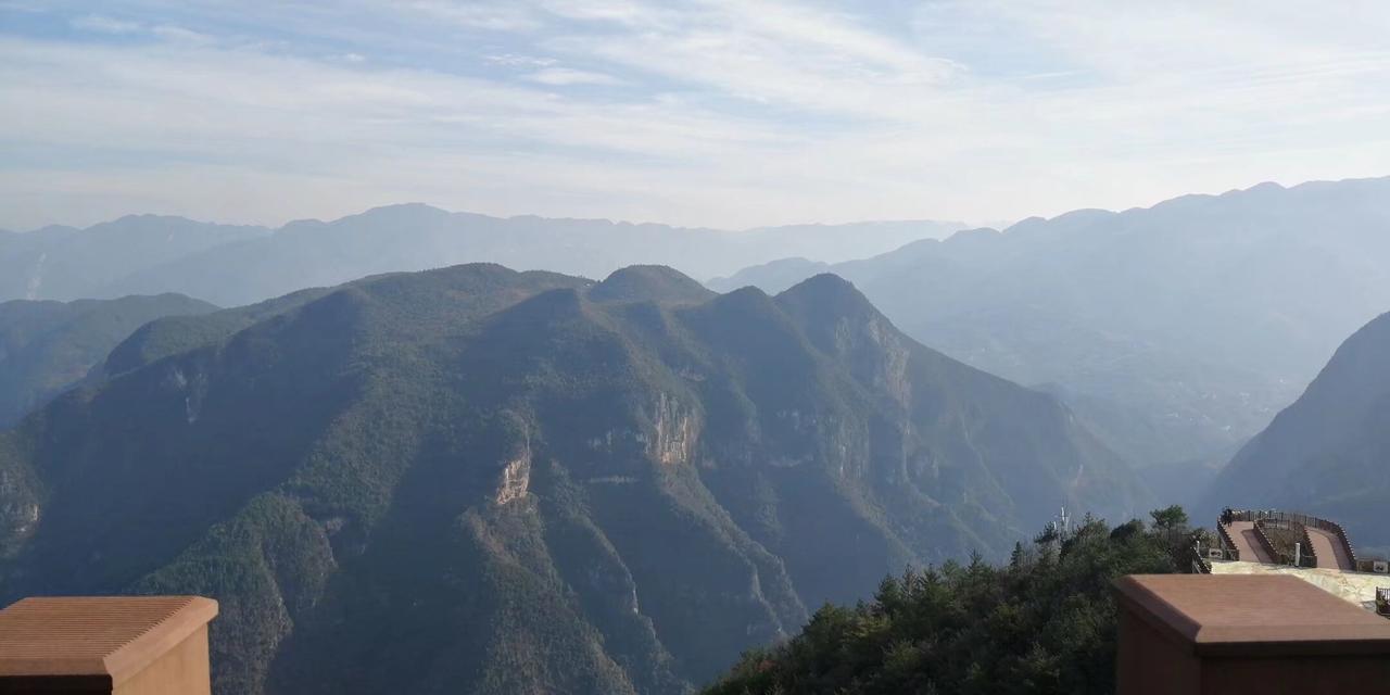 《赞美巫山红叶》

崇山峻岭绿树间，
漫山遍野枫叶树。
冬天日子挺耀眼，
红色树