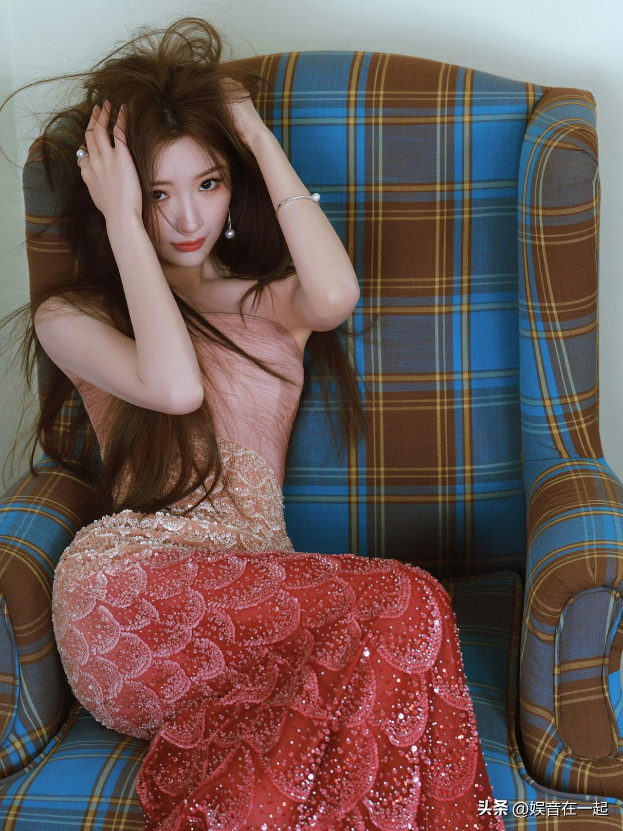 毛晓彤新造型真的美晕了！

直接化身人间人鱼公主，整个人在发光！
一身红色渐变鱼