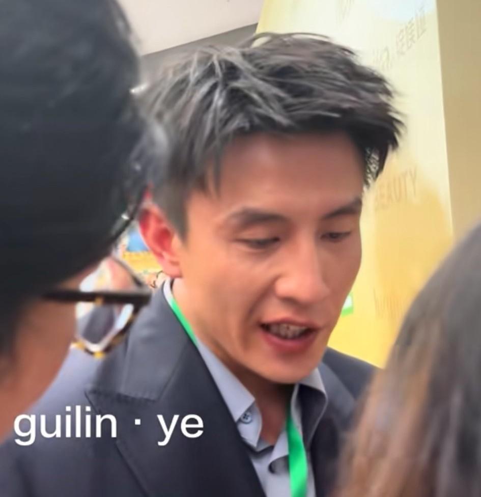 这是线下真实的刘萧旭
不知道是不是瘦的太快了
他的皮肤真的很松弛，更明显的是他的