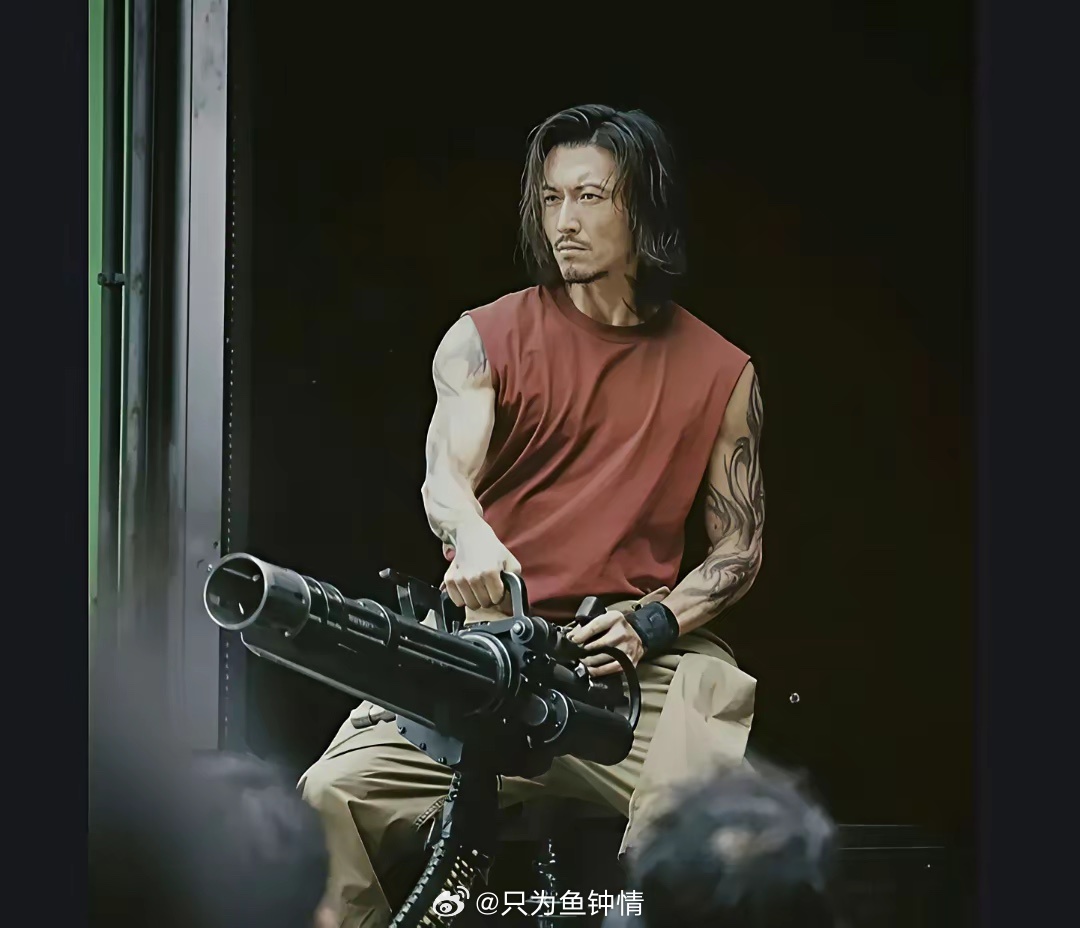 春节档《镖人》火到出圈，所有人都在夸吴京的硬派武侠，却没人发现，谢霆锋才是最憋屈