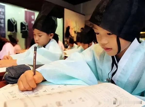 1970年韩国总统朴正熙下了道死命令，小学课堂里汉字全给禁了，公文报纸统统换上韩