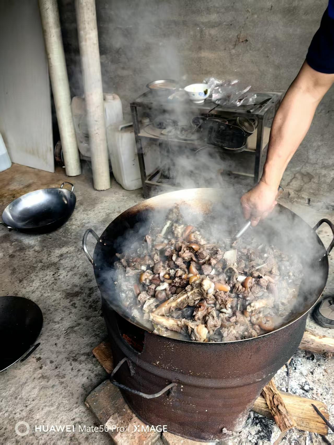 柴火大锅炖肉，这才是桂林人最爱

晒一晒我的拿手手艺～
用柴火大锅慢炖的本地土狗
