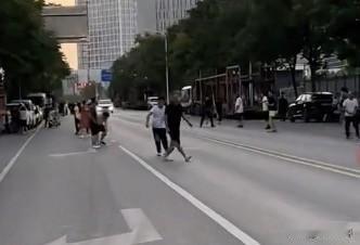 热爱运动爱打球没有任何问题，可你在车来车往的马路上打球，这就有点不太合适了吧！近