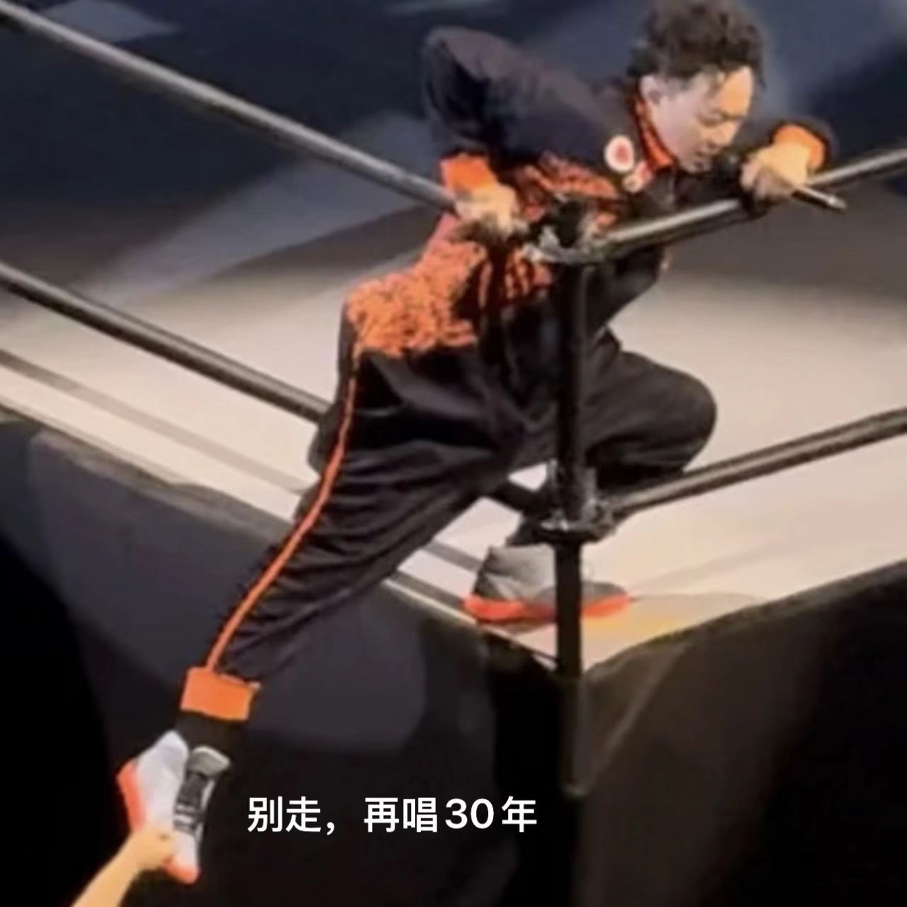 陈奕迅希望再唱30年 从红馆到高雄巨蛋，他的舞台永远有惊喜。再唱30年，不知又会