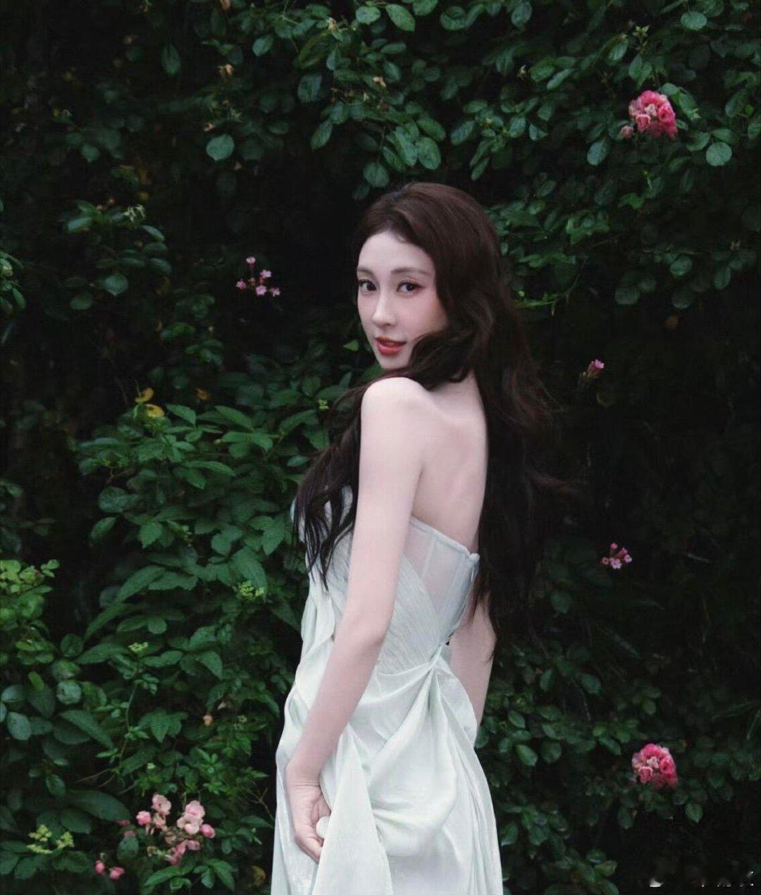 张小婉幻视嫦娥仙子张小婉银凤冠幻视嫦娥仙子谁被张小婉这组造型拿捏住了！银凤冠衬得