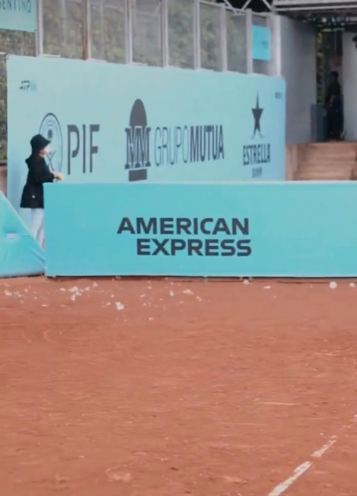 大家看直播时有没有发现，今年马德里赛的杨絮特别多安德列娃接受采访时也吐槽了这一点