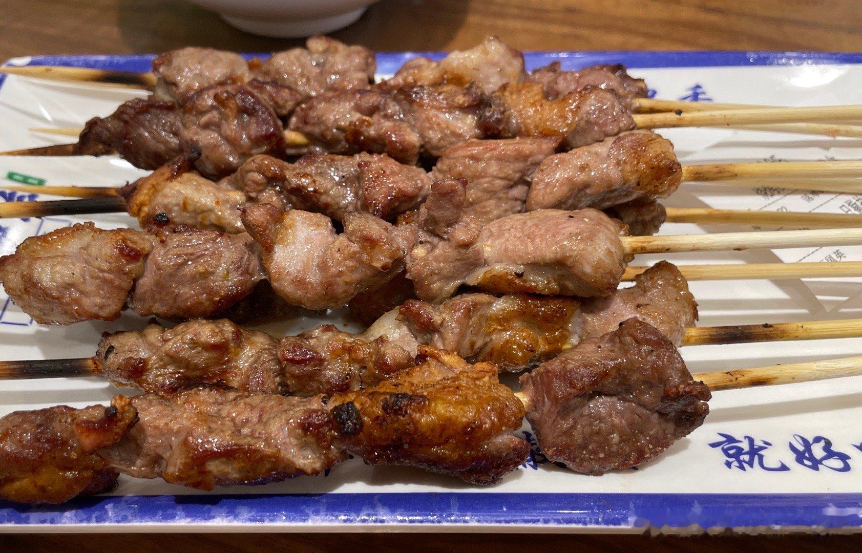 前两天在家和姥姥吵了一架，有一颗发霉的西红柿，我说要扔掉，她非说切掉就可以吃。发