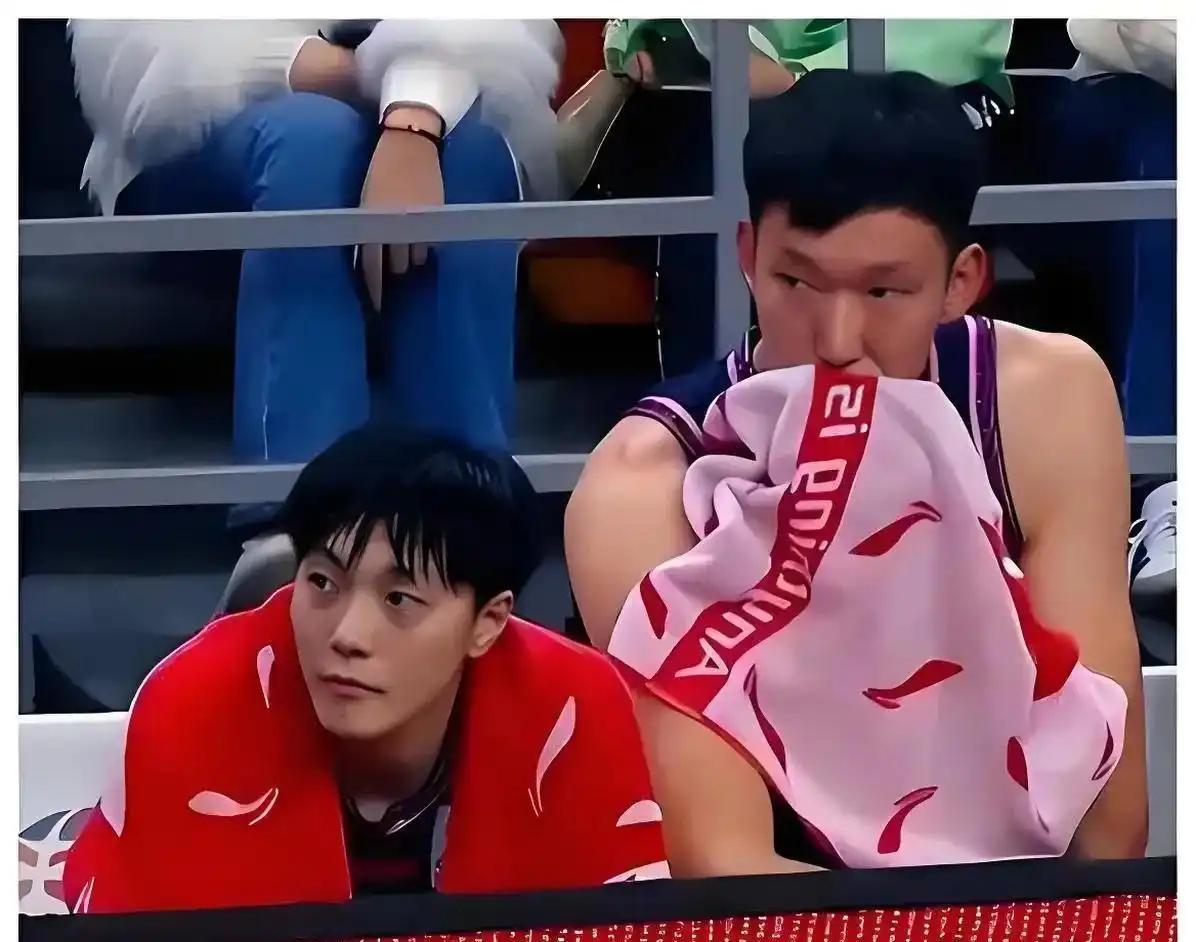 男篮集训已经快两个月了，人员也不停的变化，胡明轩预选赛前两场打的不好退回去了，现