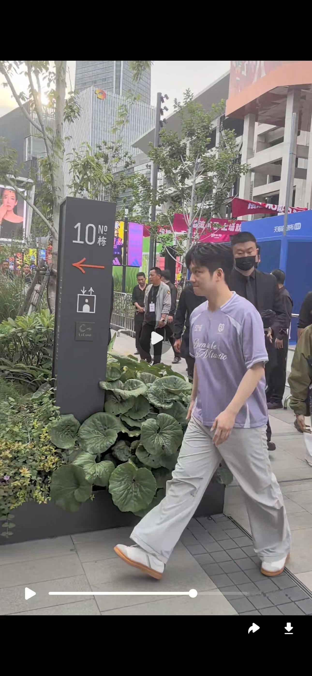 樊振东回国了结束异地恋，宝宝回来了 