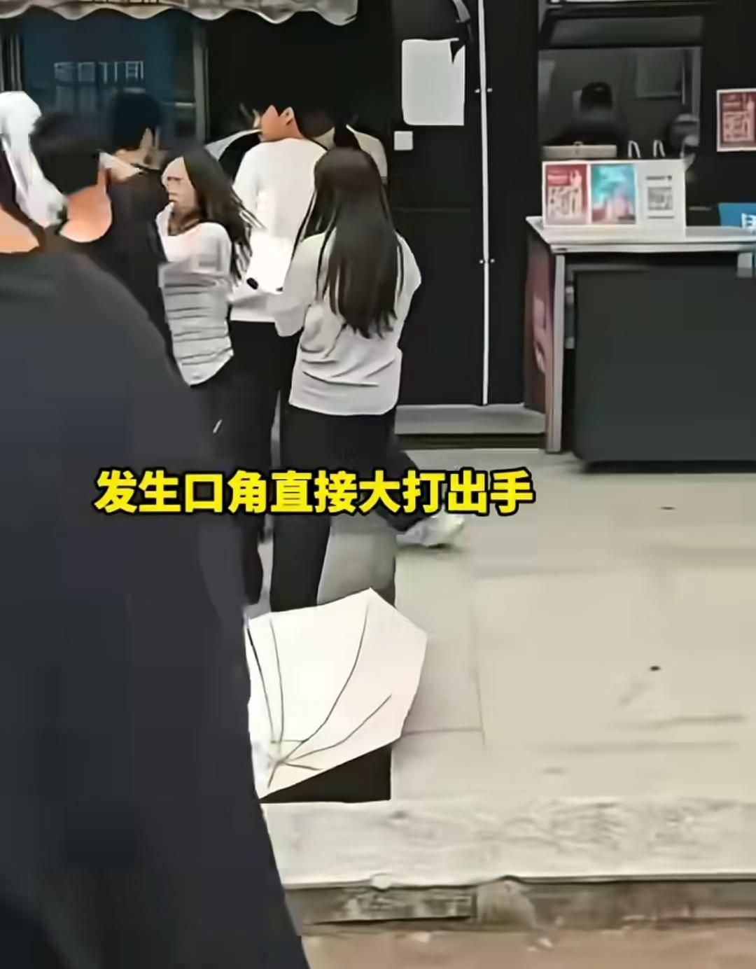 女子撑遮阳伞排队不小心打到后面男子，双方发生争执，随后两人大打出手，女子被按在地