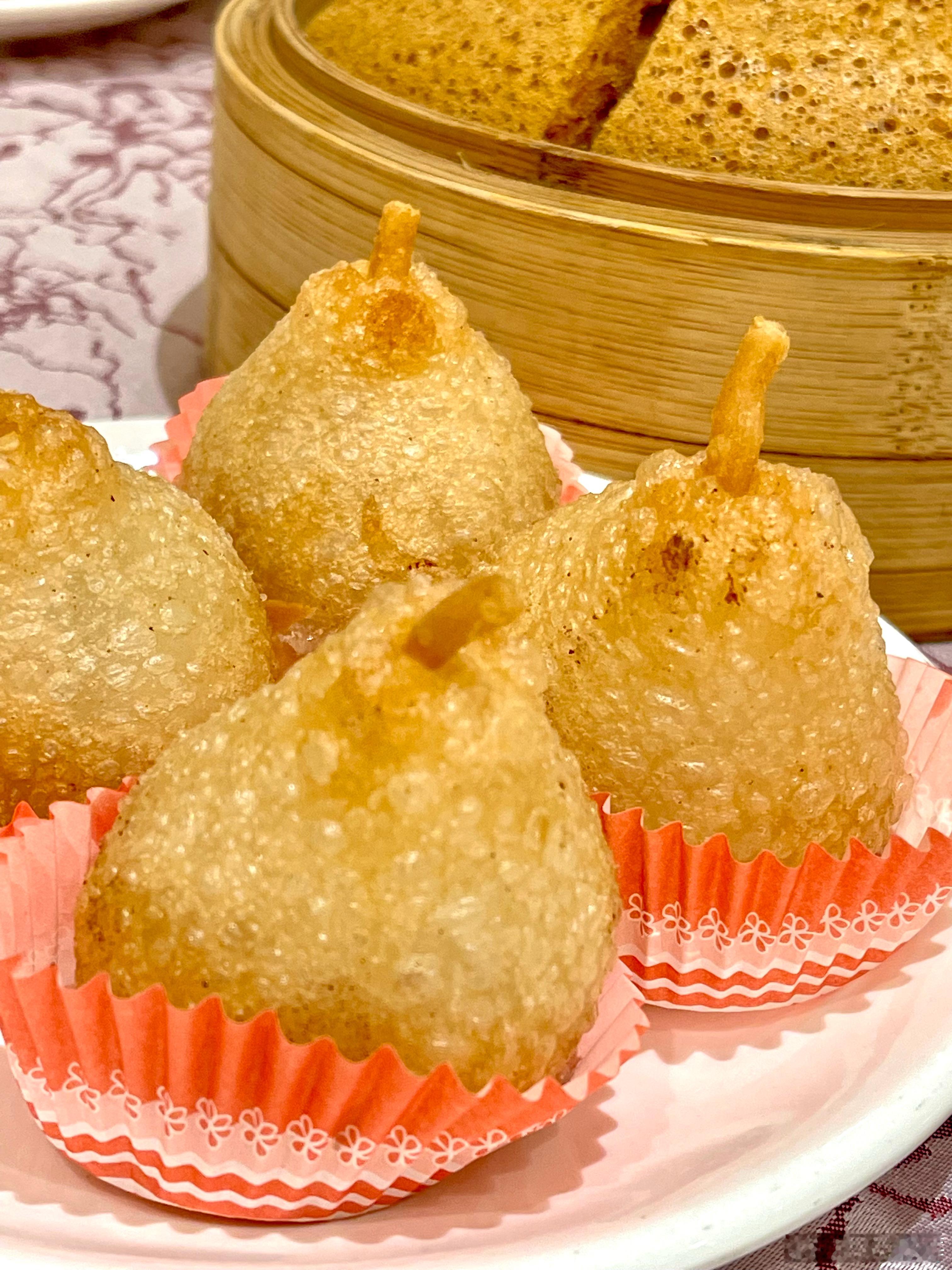 一家人远道去鸿福酒楼喝茶。很失望！我们3月底4月初来这里吃饭喝茶，点心与菜品的味