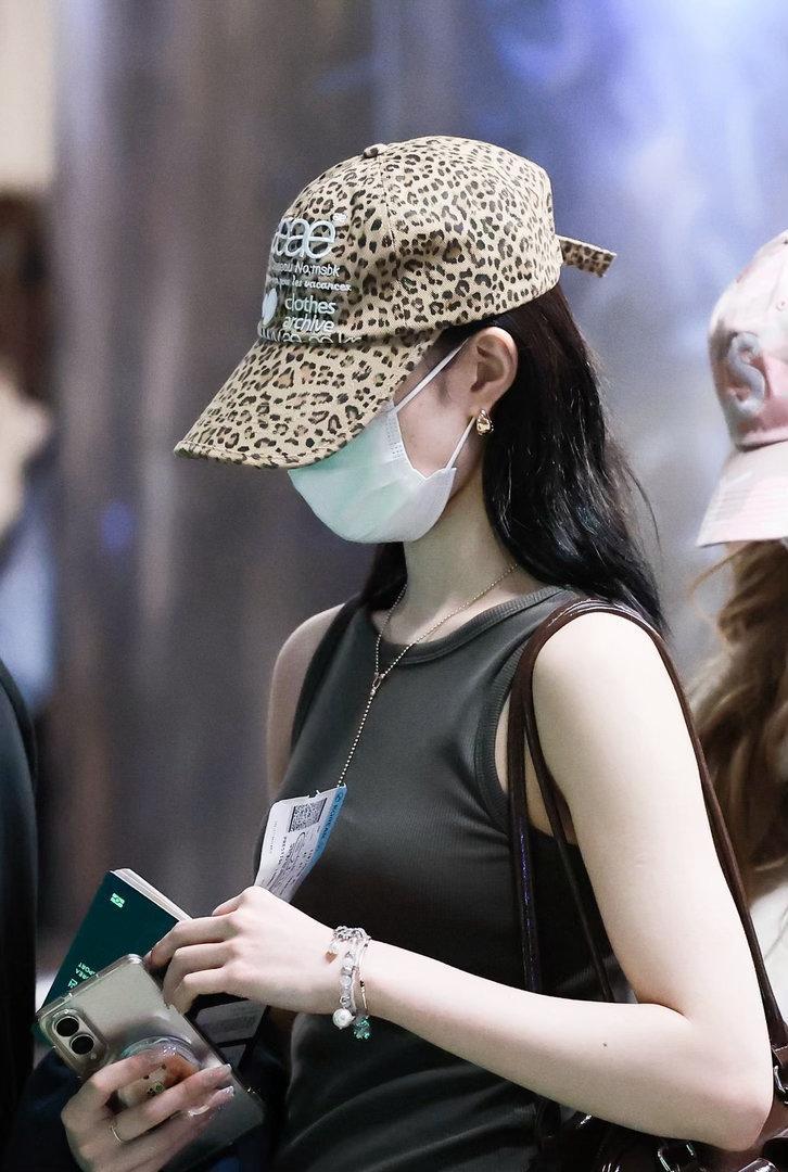 好帅啊她每次就这么穿个无袖把机场走成秀场了 