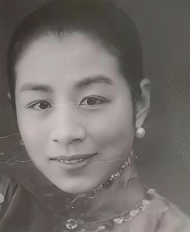 1947年，57岁北交大校长张福运，趁妻子熟睡，悄悄来到17岁养女房间。不久后养