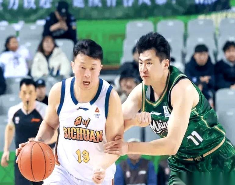 上班不给钱，还得倒贴钱。
这事儿放谁身上，谁不炸毛？
CBA四川队那帮兄弟，估计