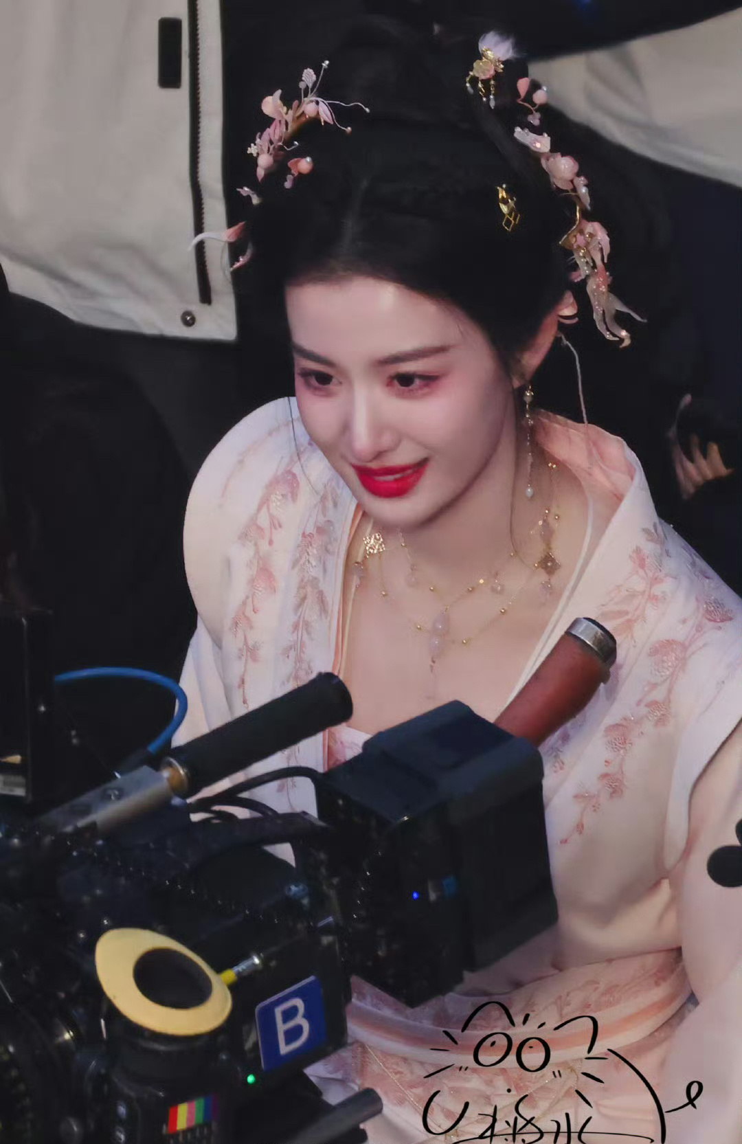 王楚然成何体统庾晚音路透~~~好大气的妆造！！[好喜欢] 