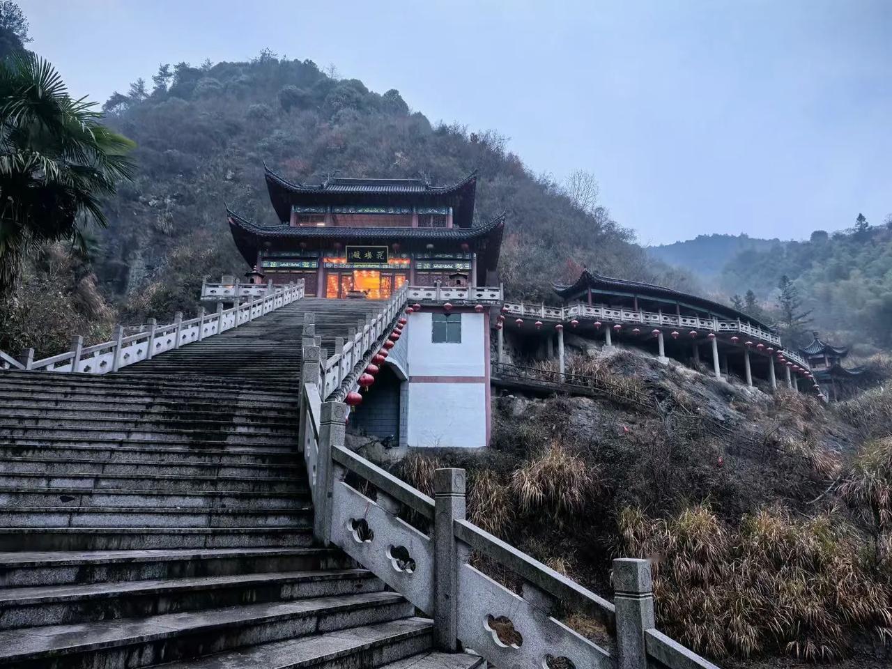 今天立春，阳光正好，我怀揣着满心的期待与憧憬，踏入了花楼殿，在这充满古韵与祥和的