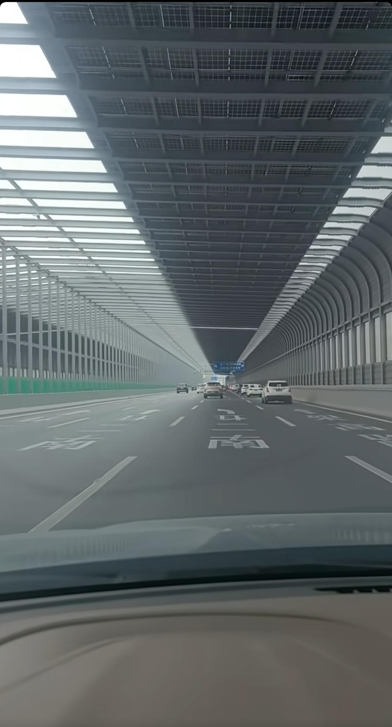 西安南二环这段路看起来这么高大上，开车感觉像进入了透明隧道，上面似乎安的是太阳能