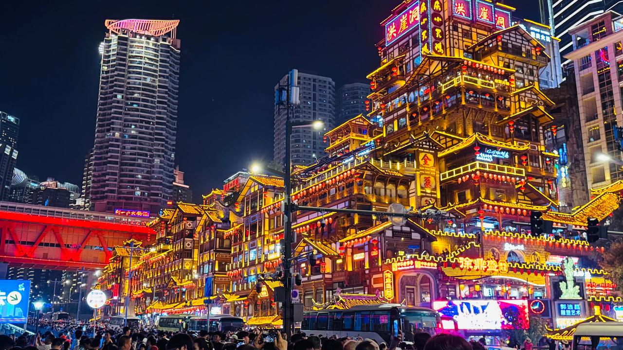 上次去重庆就住洪崖洞旁边，但中间隔着千厮门大桥，看不见洪崖洞，后来才知道应该去桥