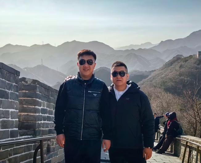 陈欣妍视频中的暖心大哥，打扮的酷酷的，却有着一颗温暖的心，看到陈欣妍面带哭腔无法