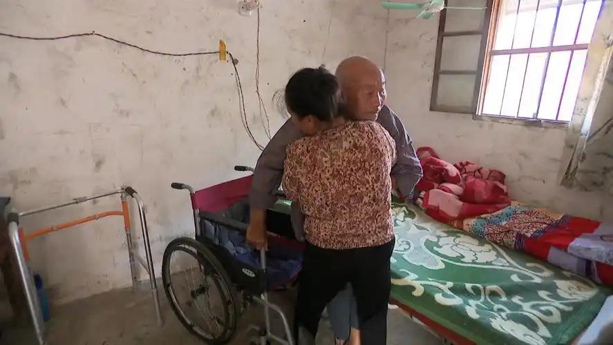 公公瘫痪在床，孝顺儿媳妇每天替他擦身体端屎端尿，不料此举却被人告到了镇上……
在