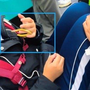 最近深圳地铁出了件让人心里发毛的事儿——有网友拍到两个女学生在车厢里拿着活蛇玩，