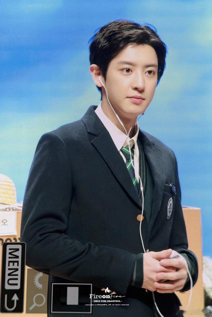 朴灿烈校服造型签售会饭拍 朴灿烈校服造型签售会饭拍，好nun的脸蛋！朴灿烈签售饭