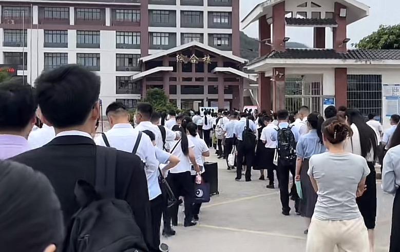 通过了笔试、面试，却因为身体不舒服，体检的时候迟到了2分钟，就被取消了事业单位入