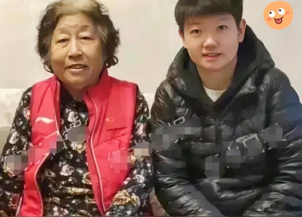 [笑]看莎莎喂姥爷吃香蕉这画面很难跟球场上那个“冷面杀手”对上号。

     