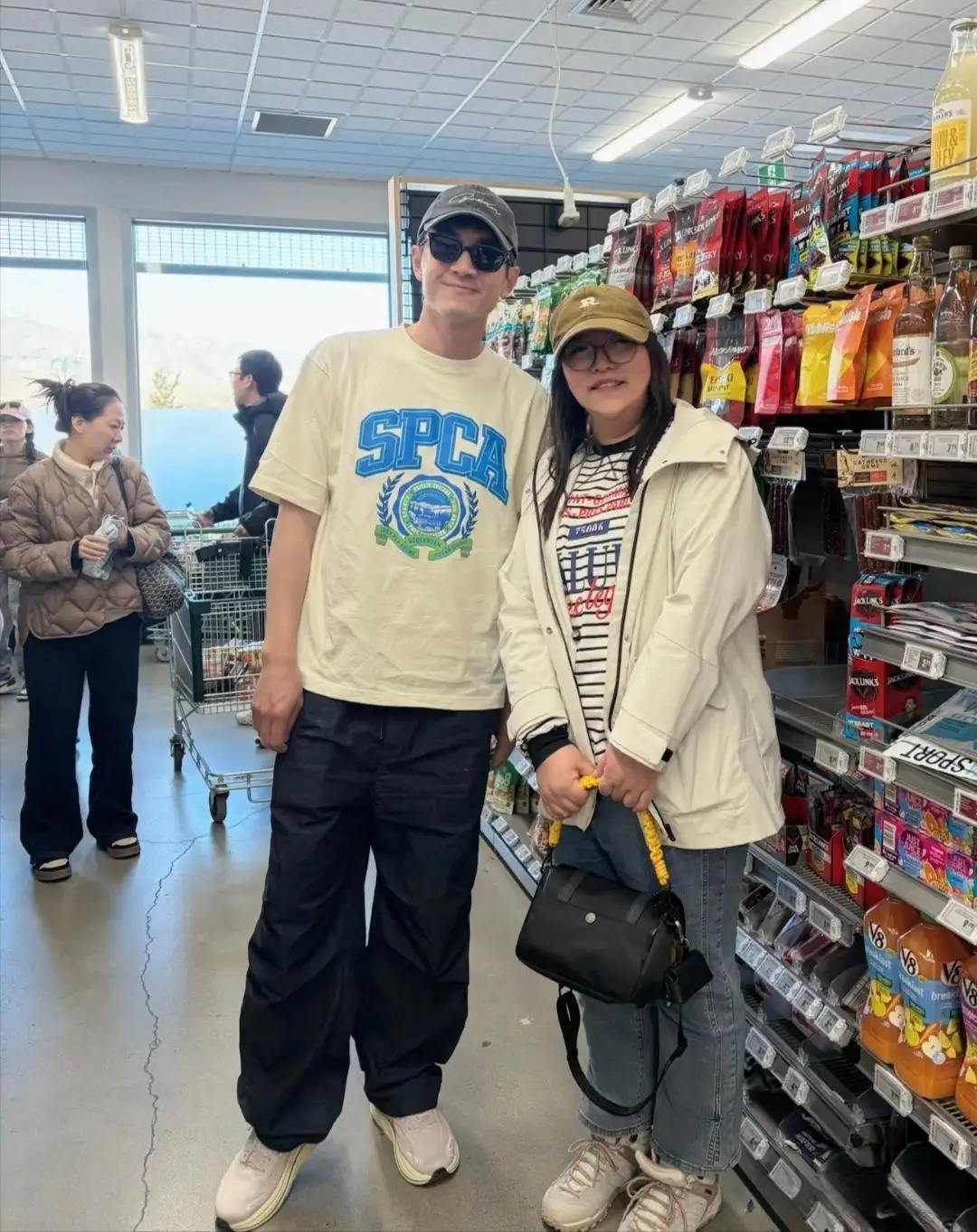 38岁林更新在新西兰一家超市购物被偶遇，他穿着一身短袖T恤，打扮像大学生，身材又