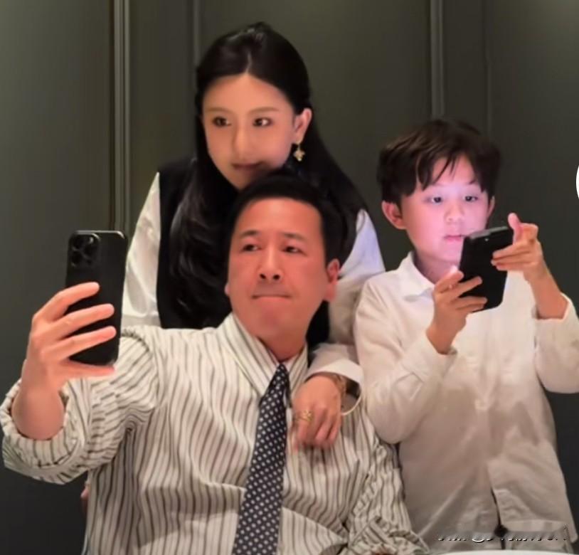 真是心痛杨钰莹啊，当年小小年纪跟赖文峰谈恋爱之后退出歌坛，现如今一直单身，他在采