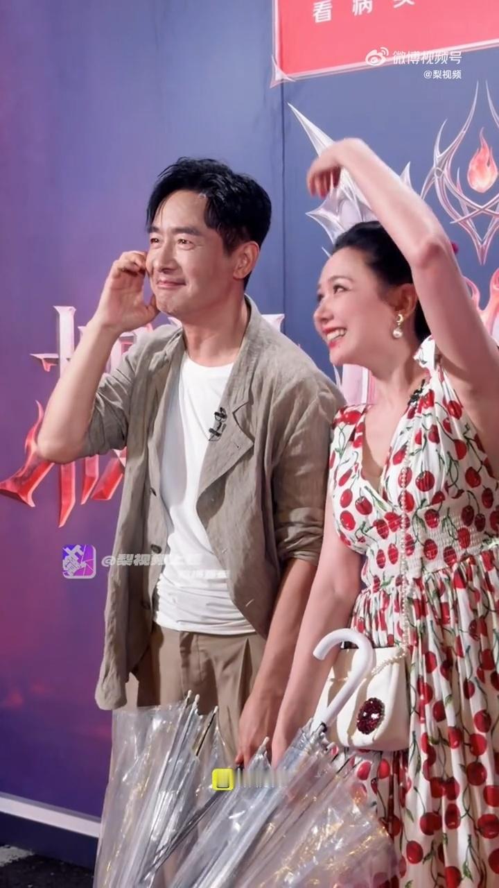 郭晓东程莉莎比心毫无默契郭晓东搂程莉莎好紧真夫妻专属反差感被他俩拿捏了！拍照比心
