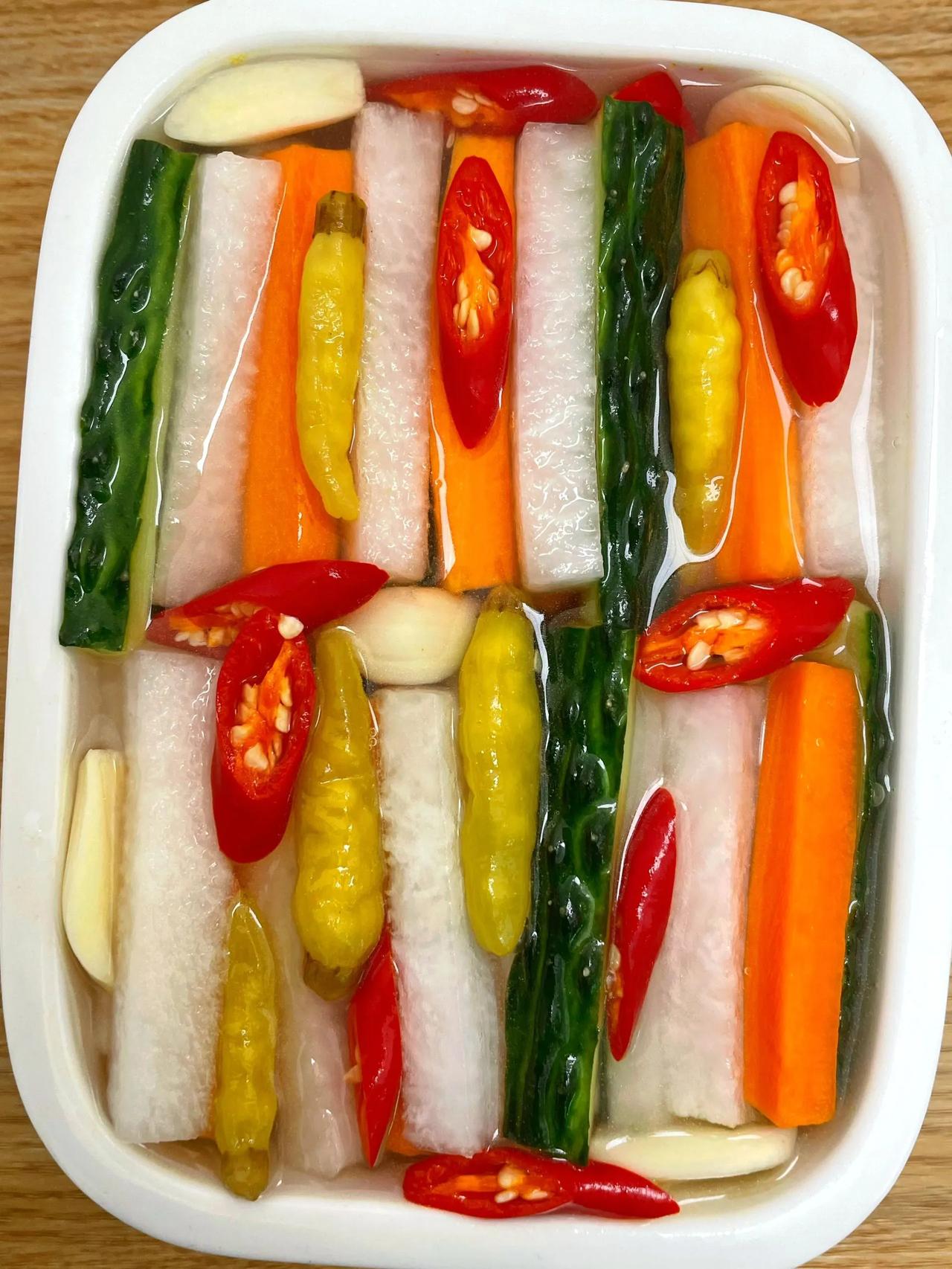 爽口下饭!夏季香辣泡椒腌泡菜萝卜黄瓜！
做法：
1、所有食材一勺盐腌制两小时后洗