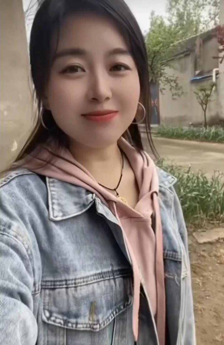 五绝 初夏雨行


雨润径无尘，
青梅隐避人。
杏花篱不见，
逢笑是乡邻。
 平