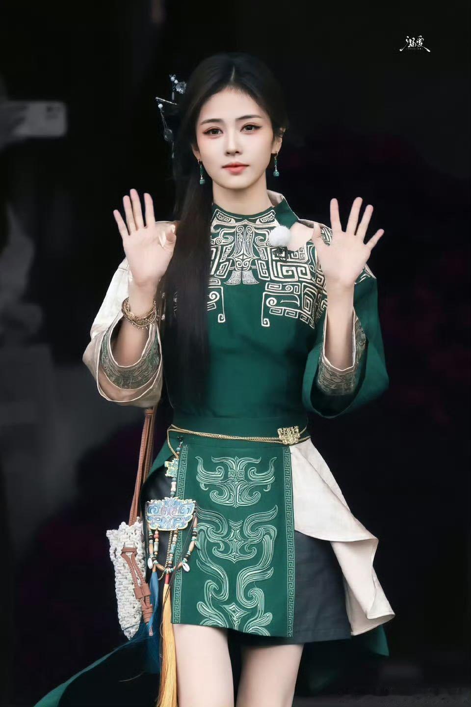 白鹿上车前即兴跳了一段白鹿经典露齿笑 白鹿在上车前把饭撒做到了极致。左右来回扫视