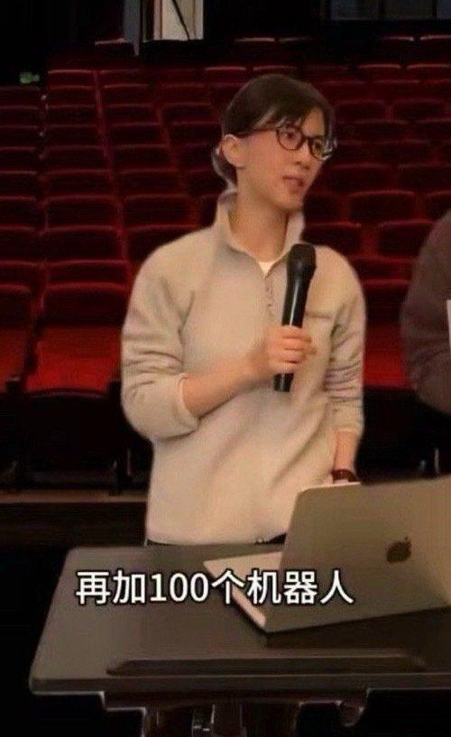 2026年春晚，
火的居然是papi酱。

机器人猜对了，
不好笑的，好笑的毙了