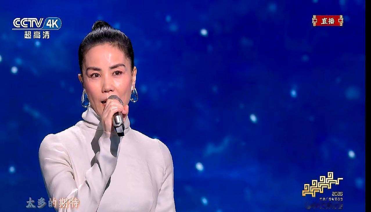 40岁男人才懂，今年春晚王菲唱得多仙都没用，邓超身后迟蓬那个眼神，直接把人看穿了