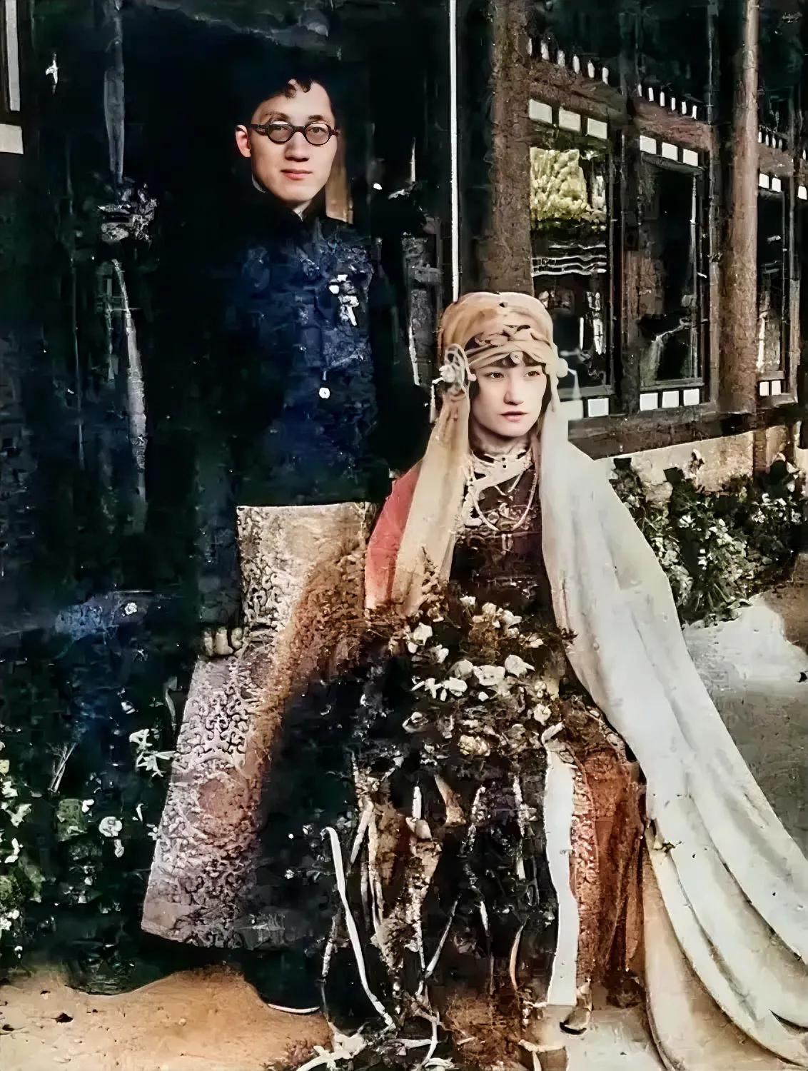 1926年10月3日，23岁的陆小曼嫁给了30岁的徐志摩。
这是他们的结婚照，北