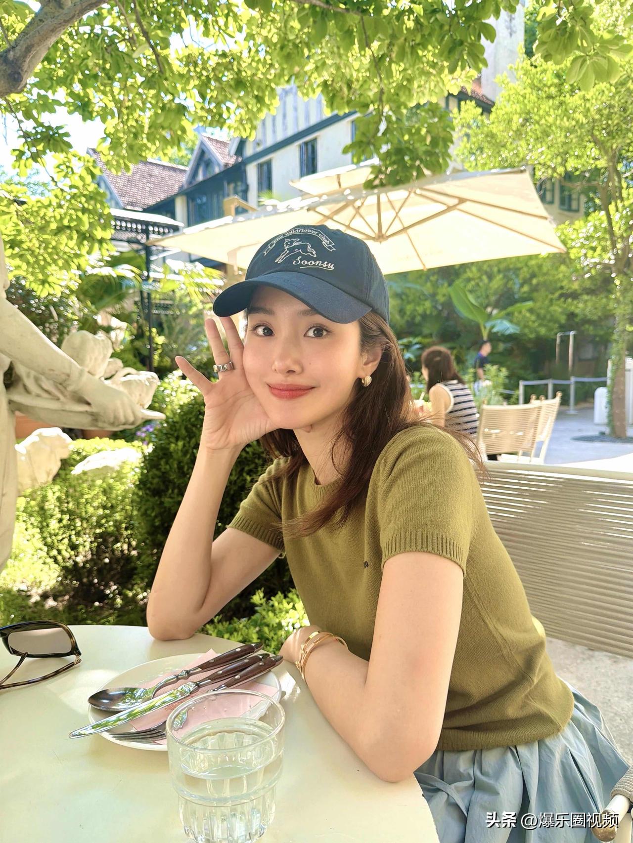[心]杨采钰的私服审美真的一直在线！
低饱和度的橄榄绿和浅蓝撞色，温柔又清新，搭