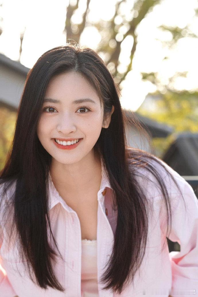 沈月晒8年前照片亲爱的客栈八年对比好治愈，沈月一直保持着干净又温柔的气质 