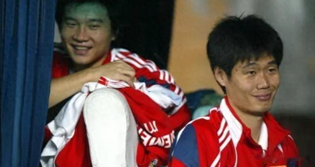 2003年，正处于职业生涯上升期的李金羽遭遇重创：在国足拉练中右膝韧带断裂。对于