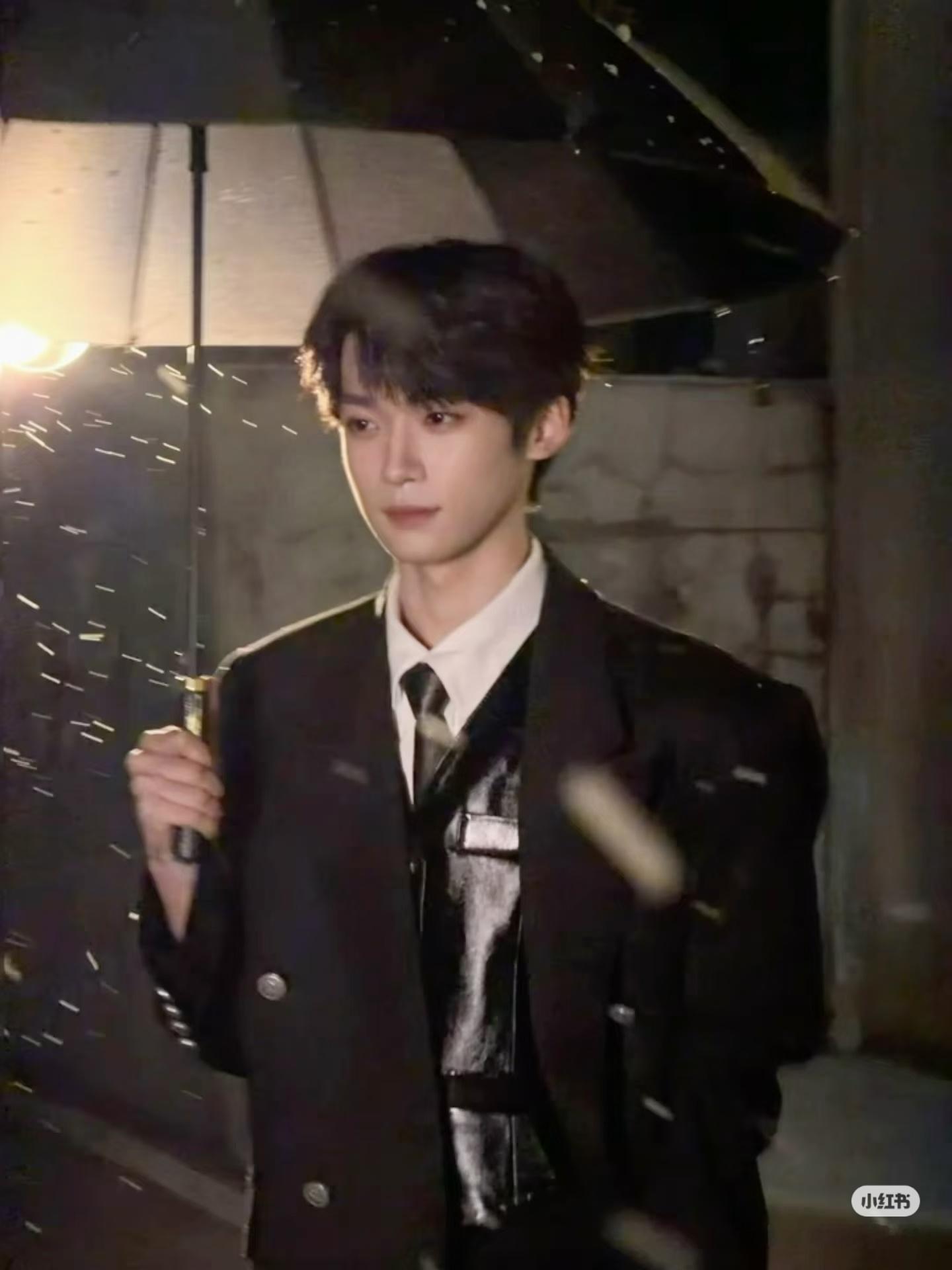 梓渝 zy梓渝科颜氏品牌青春代言人 “我用笔描绘你的美好，携带着落日的温柔，把热